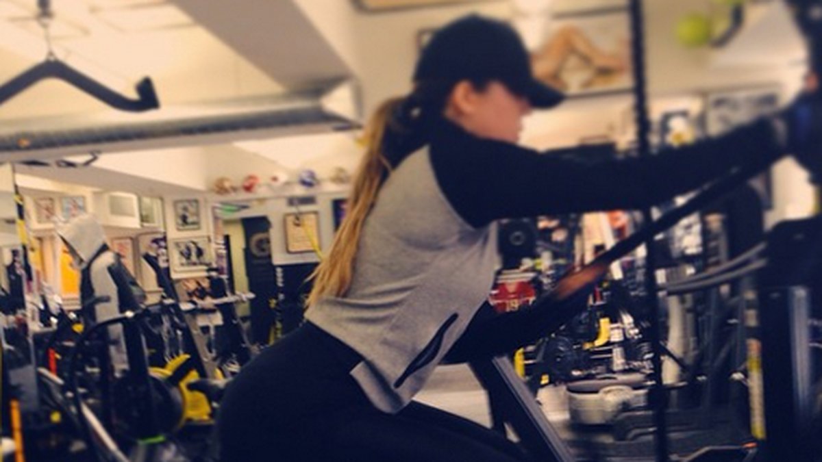 Khloe gör squats på gymmet. 